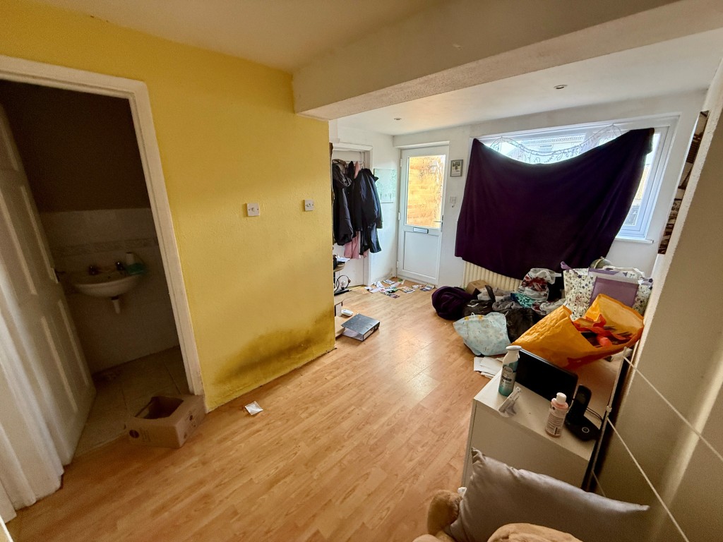 Lot: 129 - FOUR-BEDROOM HOUSE FOR IMPROVEMENT - Entrance hall